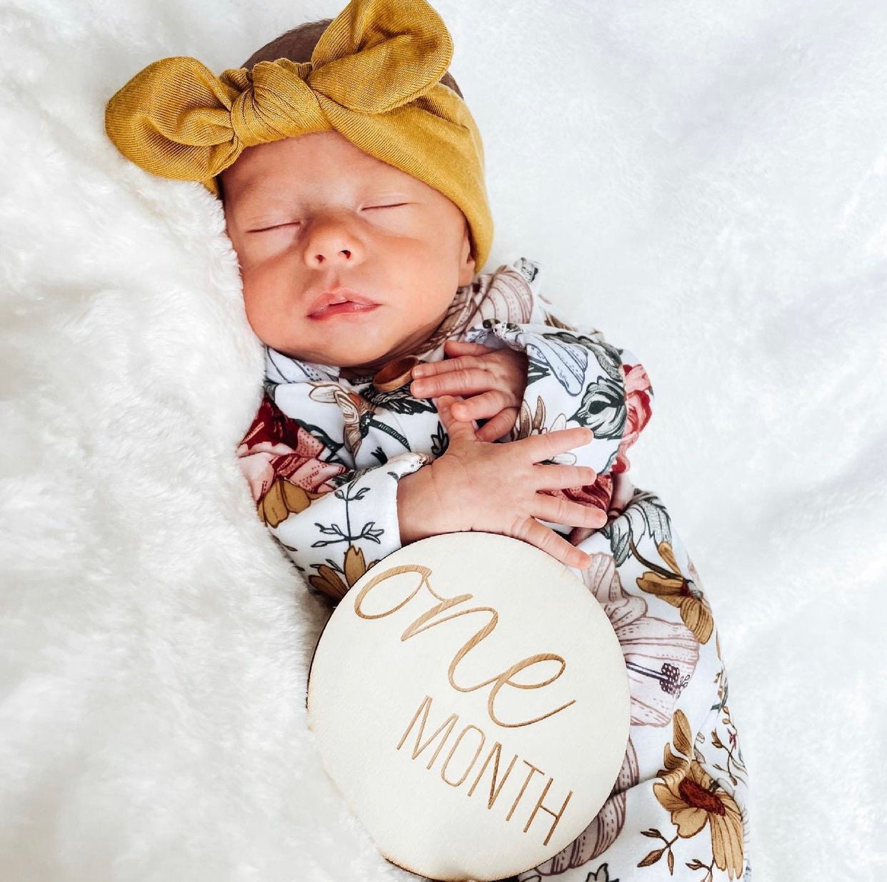 Monthly Milestone for Baby Photos  Wood  Round